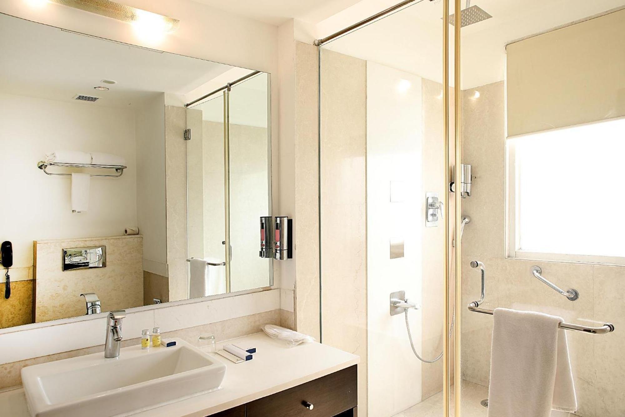 Inde Hotel Vista Woods Huda City Centre, Ґурґаон Екстер'єр фото
